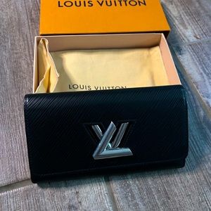 Louis Vuitton Click Lock Wallet. Black and Silver
